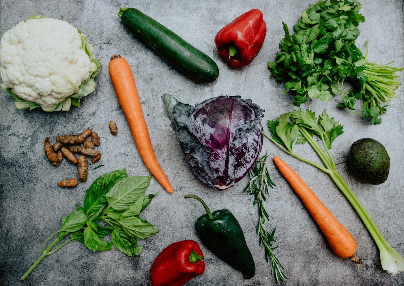 Légumes frais colorés disposés à plat